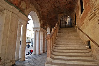 La imagen tiene un atributo ALT vacÃ­o; su nombre de archivo es 4-escalera336px-Basilica_Palladiana_1.jpg